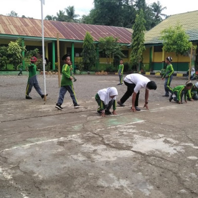 Bimbing PJOK, Pendidik  MIN 1 Bone Contohkan Tekhnik Start Jongkok