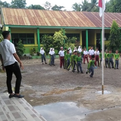 Estafet Botol, Cara Unik Pendidik MIN 1 Bone Ajarkan Atletik