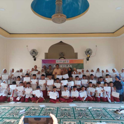 English Camp, Pesantren Al Ikhlas Ujung Kunjungi MIN 7 Bone