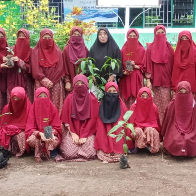 Sikapi SE Pemprov Sulsel Terkait Peringatan Hari Lingkungan Hidup Sedunia, MTs Darul Istiqamah Bulukumba Gelar Penanaman Pohon