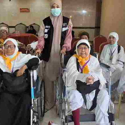 Jemaah Lansia dan Resiko Tinggi dari Kabupaten Pinrang Lakukan Tawaf Ifadah dengan Bantuan Petugas Haji