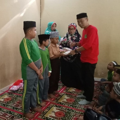 MIN 1 Bone Serahkan Hadiah Kepada Peserta Tahfidz Terbaik