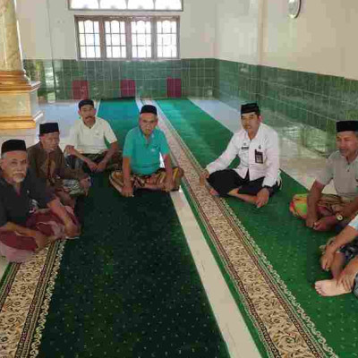 Kepada KUA Suppa Bersama Panitia dan Pegawai Syara' Masjid Al Ikhlas Bela-Belawa Desa Polewali Bahas Penetapan imam Yang Definitif
