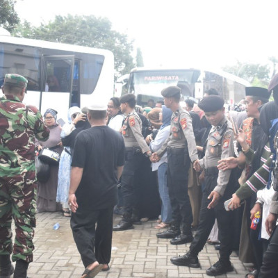 TNI Polri Sigap Kendalikan Situasi Kedatangan Jemaah Kloter 2 Bone
