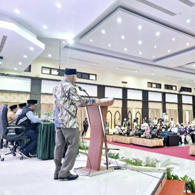 Sekda Asrun Lio Sambut Kepulangan Perdana Jemaah Haji Sulawesi Tenggara di Asrama Haji Makassar