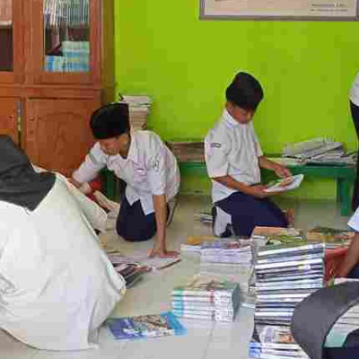 MTsN Pinrang Lakukan Aksi Pembenahan Perpustakaan Pasca Libur