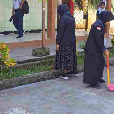 Aksi Siswi MTsN Pinrang Bersihkan Halaman Madrasah, Bukti Peduli Lingkungan