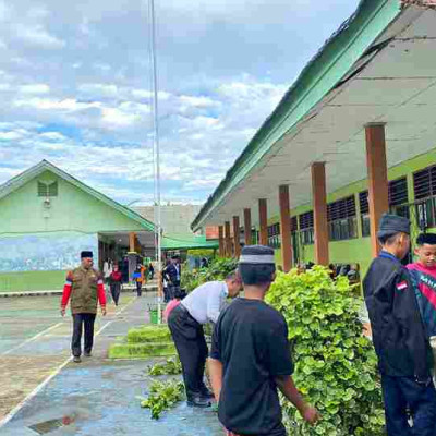 Aktifitas Pesdik dan Tendik MTsN Pinrang Dalam Menata Keindahan Madrasah