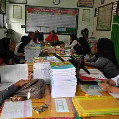 Kepala Madrasah dan Guru MI DDI Padanglolo Gelar Rapat Pembagian Tugas Tahun Ajaran 2024-2025