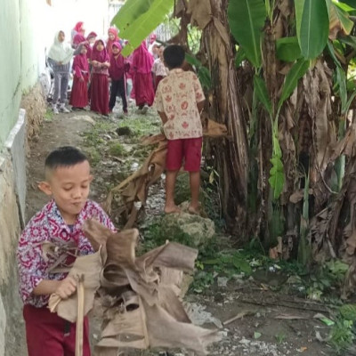 Gotong Royong Guru dan Siswa MIS Laikang: Jaga Kebersihan, Ciptakan Lingkungan Sehat