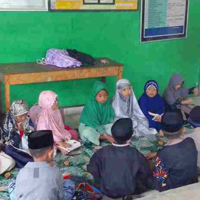 Guru MI DDI Masolo Berikan Bimbingan Khusus Literasi Al-Quran di Hari Libur