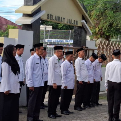 Kasi PAIS Kantor Kemenag Barru H. Muhlis Hakim bertindak selaku pembina Apel Pagi di halaman Kantor Kemenag Barru