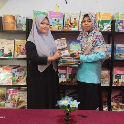 Alumni MIN 7 Bone Berikan Kontribusi Buku Non-Fiksi ke Perpustakaan