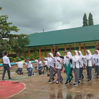 Berlatih dengan Serius Tim Gerak Jalan Peserdik MAN 4 Bone Semakin Kompak