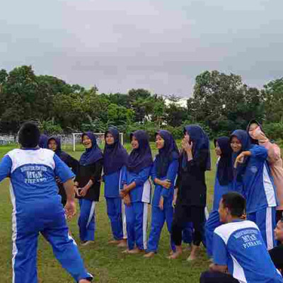 Sajikan Materi Sepak Bola, Guru PJOK MTsN Pinrang Boyong Pesdik Ke Stadion