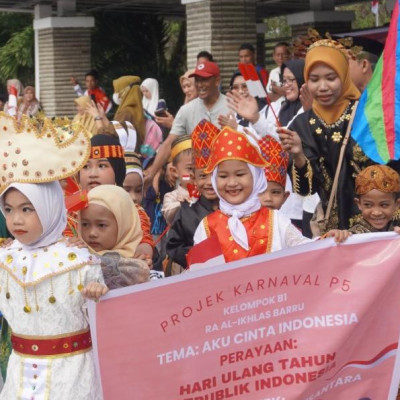 Kakan Kemenag Barru melepas peserta Carnaval Baju Adat Nusantara RA Al-Ikhlas Barru