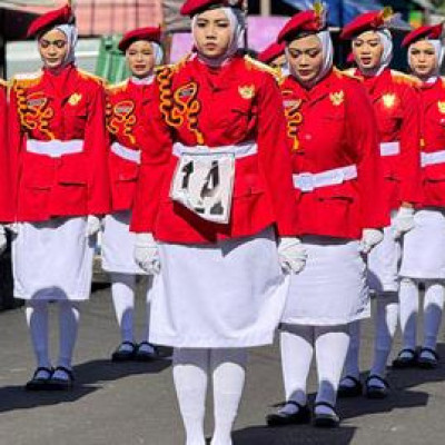 Tim Gerak Jalan MTsN 2 Sidrap ‘Panaskan’ Kota Pangkajene dengan Seragam Merah Menyala di Siang Bolong