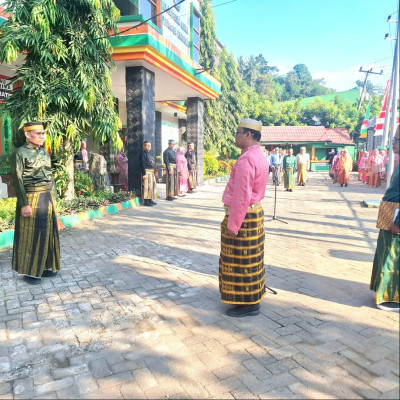 Upacara Bendera HUT RI ke-79 di Kemenag Enrekang Mengusung Kebersamaan dalam Keberagaman