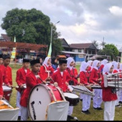 Tim Drumband MTsN 1 Sidrap Semarakkan Upacara HUT RI Ke-79 