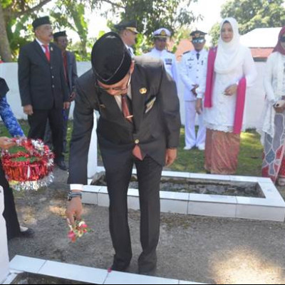 Pj Bupati Sinjai Bersama  Kepala Kemenag Sinjai ,Forkopimda Ziarah dan Tabur Bunga di TMP Mangottong