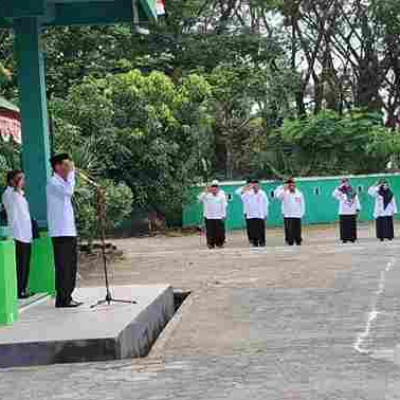 Pembina Apel Penghormatan Bendera, Kasubag TU Kemenag Pinrang Ingatkan Program ZI