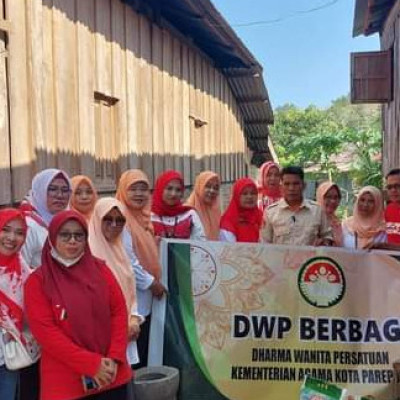 Penzawa Bersama DWP Kemenag Parepare Bagi Kado Kemerdekaan ke Warga Miskin Ekstrem