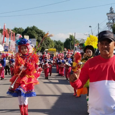 Euforia Kemerdekaan, Kepala Madrasah MIN 3 Bone Meriahkan Pawai Bersama Tim Drumband