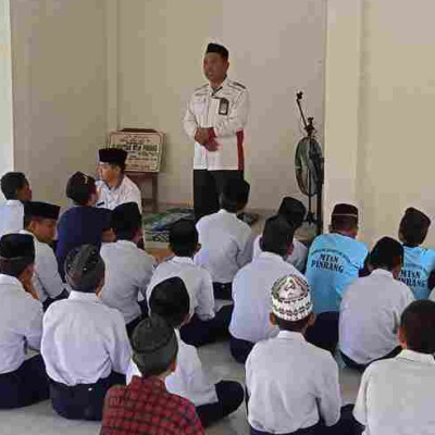 Kepala MTsN Pinrang Pantau Langsung Pelaksanaan Shalat Dhuha