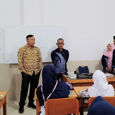 Berkunjung ke MTsN 1 Bone, Kepala Kemenag Bone Tinjau Program Kelas Unggulan