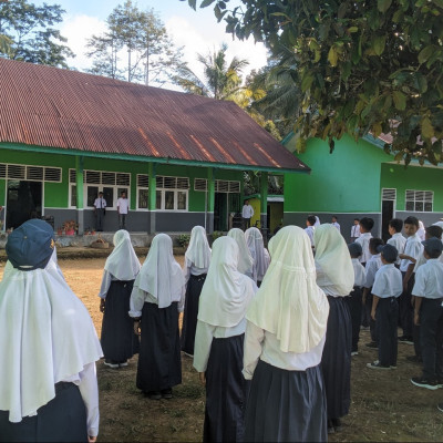 Kamad MAS Darul Qalam Bulukumba: Membentuk Pribadi Tangguh dan Nasionalisme Melalui Upacara Bendera