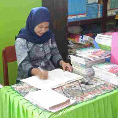 Kepala Perpustakaan MTs.Negeri Pinrang, Nurhaedah Lakukan Inventaris Buku