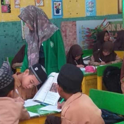 Mahasiswa PPL IAIN Ajarkan "Makna Surah Quraisy" MIN 8 Bone