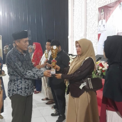 Kepala KUA Sinjai Utara Didaulat Serahkan Trophy  Kepada Juara Lomba Keagamaan  Malam Ramah Tamah Semarak HUT RI Ke-79