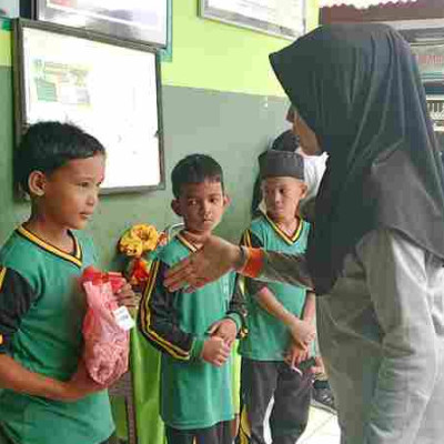 Kepala MI DDI Awang Awang Serahkan Hadiah Lomba Dalam Rangka HUT Ke-79 HUT RI