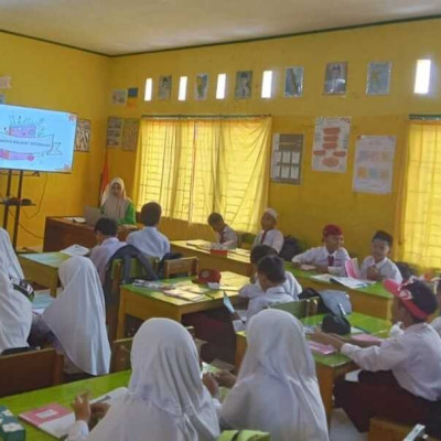 Mahasiswa PPL IAIN Lakukan Pembelajaran Indahnya Kalimat Hauqalah  MIN 8 Bone