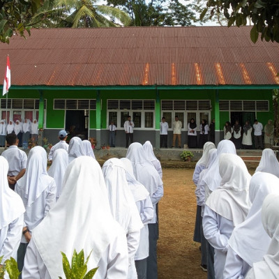 KUA Kecamatan Bulukumpa Laksanakan Upacara Bendera Bersama di MAS Darul Qalam