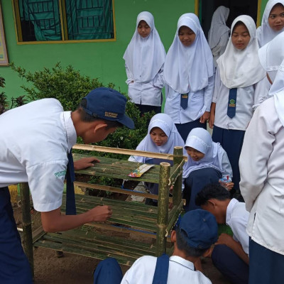 Asah Kemampuan, Siswa MTs Bontosunggu Buat Kerajinan dari Bahan Alam