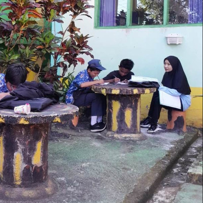 Hilangkan Rasa Sepi di Kelas, Peserta Didik MTsN 3 Sinjai Belajar di Taman Baca