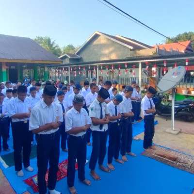 Penguatan Mental Siswa di MTsS Sampeang Melalui Shalat Dhuha dan Literasi Al Qur'an