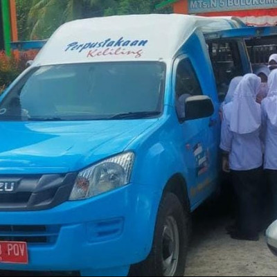 Pelayanan Mobil Perpustakaan Keliling Sambangi MTsN 5 Bulukumba, Siswa Antusias Pilih Buku Favorit