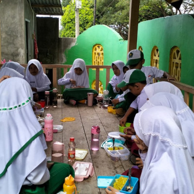 Sarapan Sehat di MIN 1 Bulukumba: Peserta Didik Bawa Bekal dan Tumbler Air Minum dari Rumah