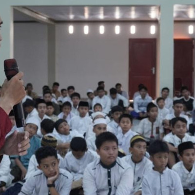 Perkuat Literasi Santri, Perpustakaan PPTQ Imam Asy-Syathiby Gowa Gelar Bedah Buku