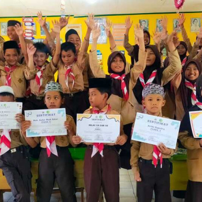 Kemeriahan Kelas V MIN 8 Bone, Rayakan Prestasi di Lomba Penataan Kelas