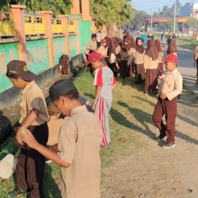 MIN 2 Sinjai Gotong Royong Bersihkan Lingkungan Madrasah