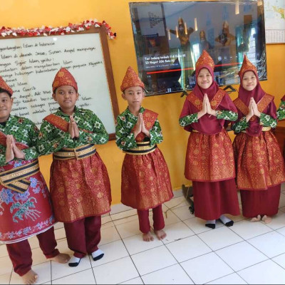 Penuh Semangat dan Kekompakan Peserdik MIN 8 Bone Tampilkan Tari Indang