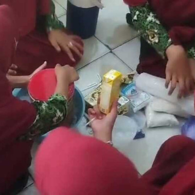 Peserdik MIN 8 Bone Belajar Membuat Es Krim Unik