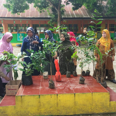 Dukung Program Adiwiyata, MIN 1 Bulukumba Gelar Penanaman Puluhan Bibit Pohon untuk Penghijauan Madrasah