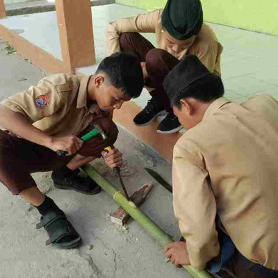 Proses Pembuatan Longga' Warnai P5RA di MTsN Pinrang