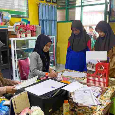 Peserta Didik MI DDI Awang Awang Laksanakan Cap Tiga Jari Sebagai Legalitas Ijazah