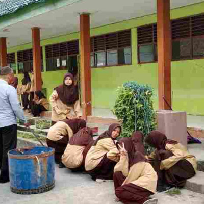 Penguatan Pendidikan Karakter dalam Kegiatan Jum'at Bersih di MTsN Pinrang